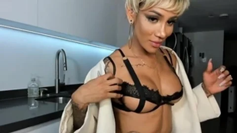 funny tranny Entertains Herself With Her Audience